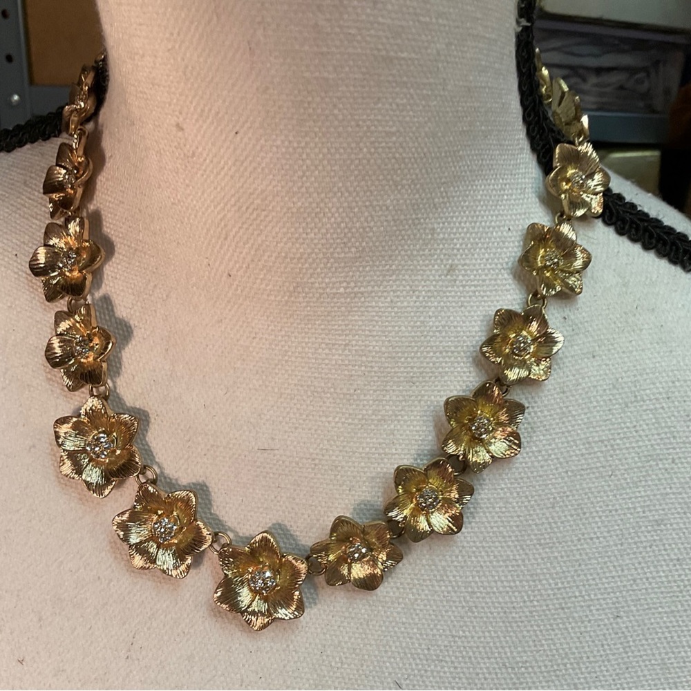 Vintage flower necklace gold tone ,18”